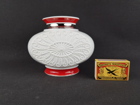 Vintage KERAFINA Porzellanfabrik White Biscuit Porcelain Vase with Red Accents and Relief Decor 721/2 – Royal KPM Bavaria West Germany 1970s