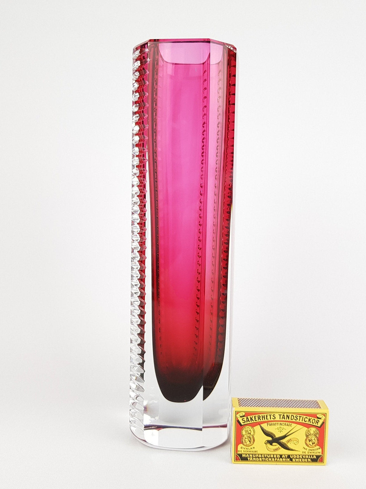 Vintage BEYER & CO Kristallglasfabriken Sinfonie Vase Magenta Pink Cut Crystal Glass Vase Germany 1961