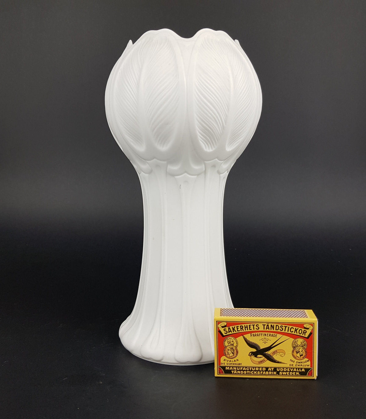 Vintage HUTSCHENREUTHER PORZELLAN Porcelain Tulip Vase "Blattrelief" by Hans Achtziger 1973 West Germany