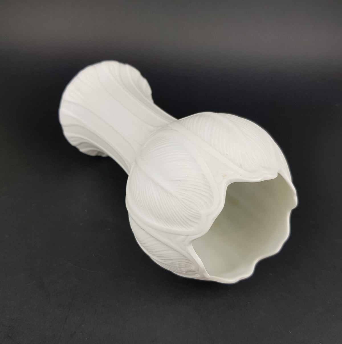 Vintage HUTSCHENREUTHER PORZELLAN Porcelain Tulip Vase "Blattrelief" by Hans Achtziger 1973 West Germany