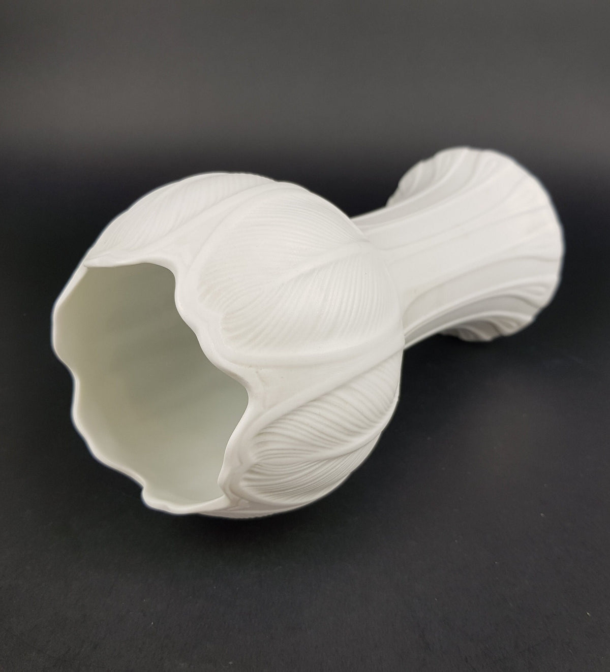 Vintage HUTSCHENREUTHER PORZELLAN Porcelain Tulip Vase "Blattrelief" by Hans Achtziger 1973 West Germany