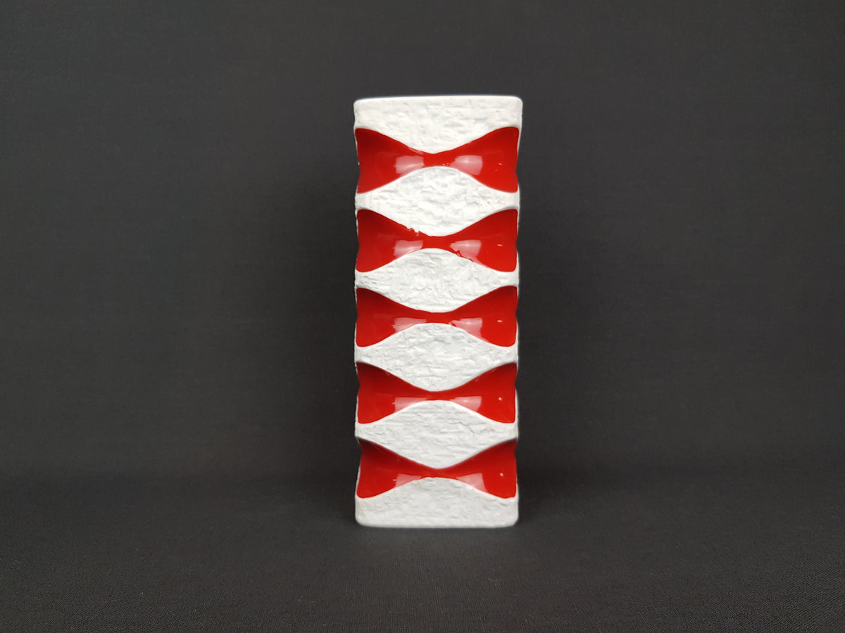 Vintage KERAFINA Porzellanfabrik Red and White Op Art Vase 640/2 – Royal KPM Bavaria – Designed by Ernst Fenzl – West Germany 1970s