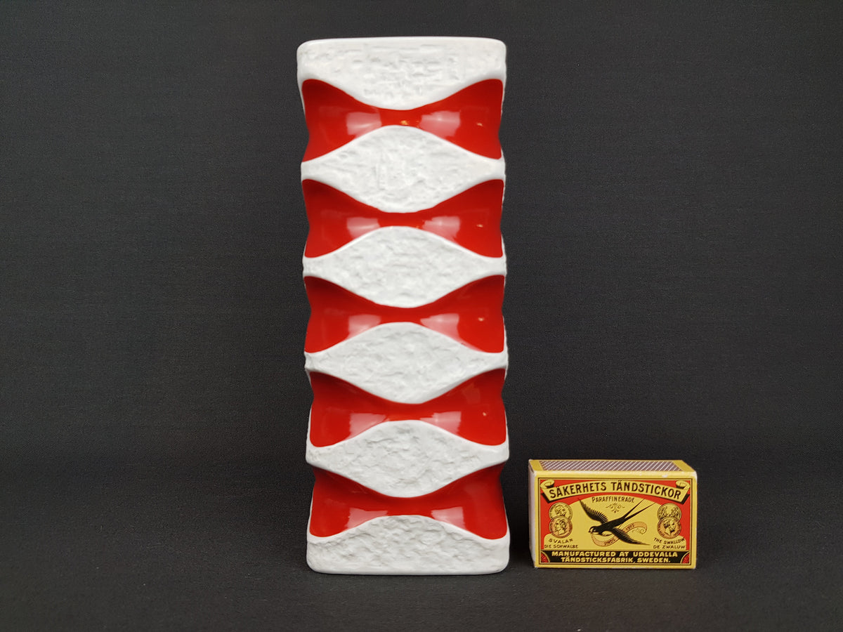 Vintage KERAFINA Porzellanfabrik Red and White Op Art Vase 640/2 – Royal KPM Bavaria – Designed by Ernst Fenzl – West Germany 1970s