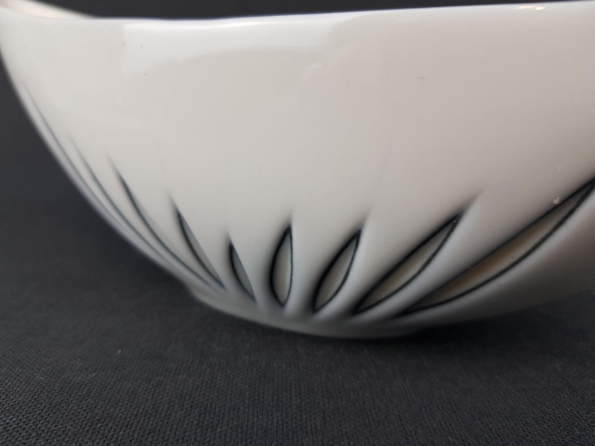 Vintage SGRAFO MODERN Porcelain Vase / Bowl with incised pattern by Peter Müller 1950-1960s