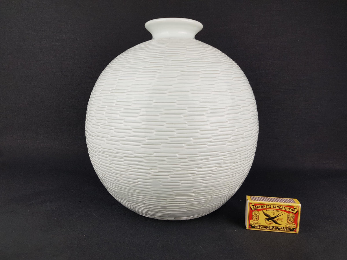 Vintage BITOSSI Flavia Montelupo White Ball Vase with Green Relief Flower Decor 9-9 Italy