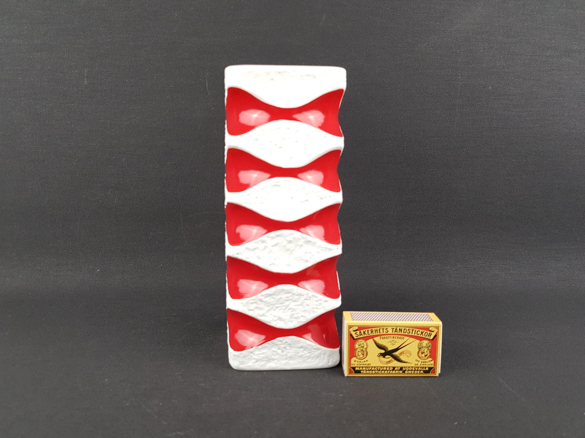 Vintage KERAFINA Porzellanfabrik Red and White Op Art Vase 640/2 – Royal KPM Bavaria – Designed by Ernst Fenzl – West Germany 1970s